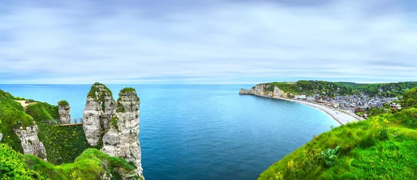 Pueblo de Etretat y playa de la bahía. Vista aérea desde el acantilado. Norma — Foto de Stock