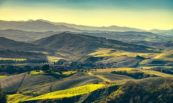 Volterra 겨울 파노라마, 롤링 힐스 및 녹색 필드 태양에 — 스톡 사진