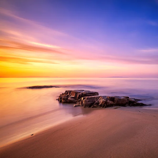 岩石在日落，托斯卡纳的卡拉 Violina 海滩的 maremma。Medit — 图库照片