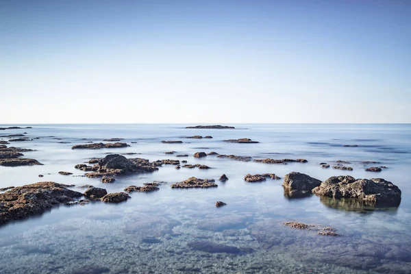 Stenen in de zee, lange blootstelling hoge sleutel. Castiglioncello, Tusca — Stockfoto