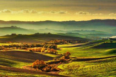 Tuscany kırsal puslu panorama tepeler ve yeşil alan,