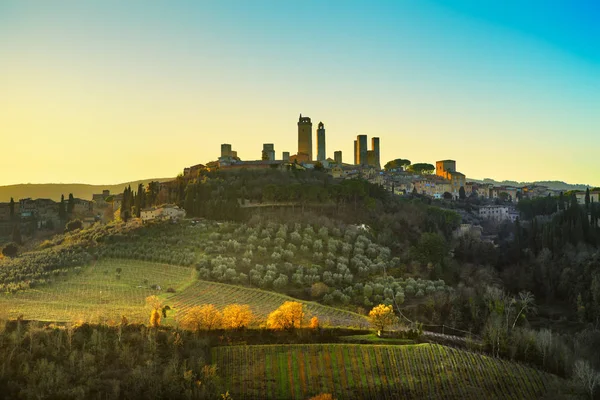 San Gimignano ortaçağdan kalma şehir manzarası ve peyzaj kuleleri. Tuscan — Stok fotoğraf