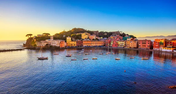Sestri Levante, silence bay sea harbor and beach view on sunset. — Stock Photo, Image