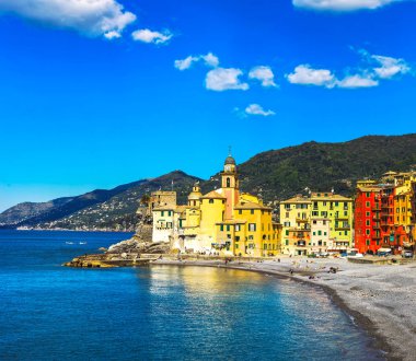 Camogli kilise deniz ve plaj görünümünde. Liguria, İtalya