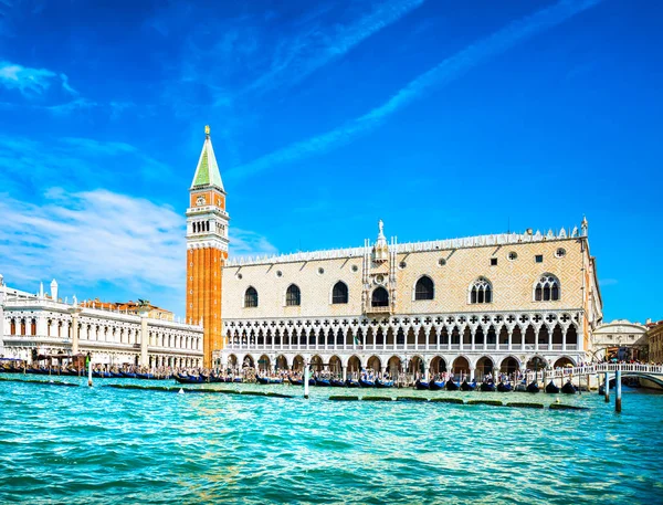 Punto di riferimento di Venezia, Piazza San Marco con Campanile e Palazzo Ducale — Foto Stock
