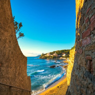 Castiglioncello günbatımı uçurum rock, plaj ve deniz. Toskana, bu