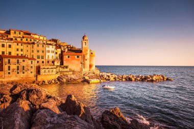 Tellaro kayalar ve köy denizde. Cinque terre, Ligury İtalya