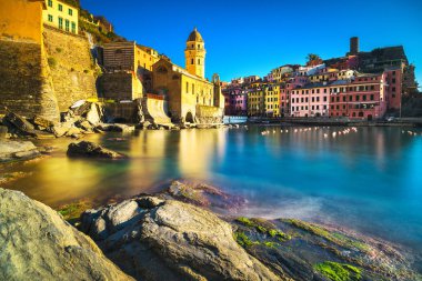 Vernazza harbor Sunset'teki Köyü, kilise, kayalar ve deniz. Cinque