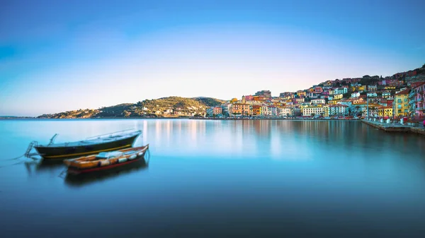 Dřevěné loďky v Porto Santo Stefano nábřeží. Argentario, — Stock fotografie