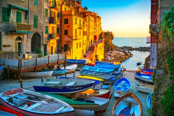 Riomaggiore aldeia rua, barcos e mar. Cinque Terre, Ligury , — Fotografia de Stock