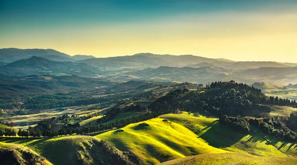 Volterra panorama musim dingin, bukit-bukit bergulir dan ladang hijau di matahari — Stok Foto