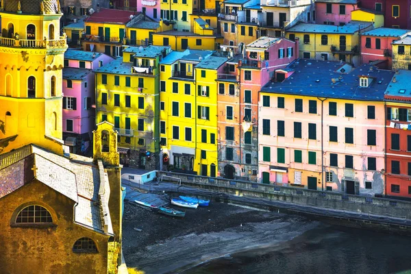 Vernazza dorp, kerk en gebouwen luchtfoto. Cinque Terre — Stockfoto