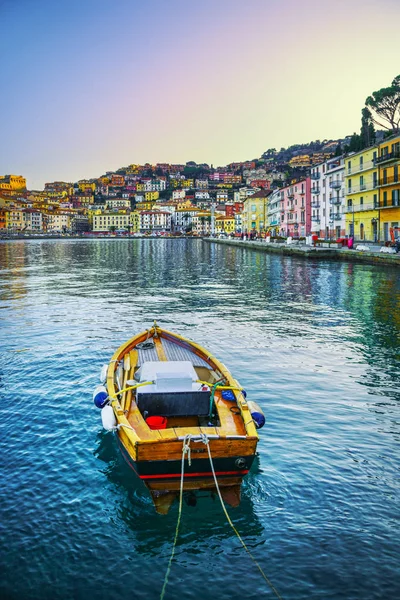 Дерев'яні Маленька човен в Porto Santo Stefano набережній. Арджентаріо, Т — стокове фото