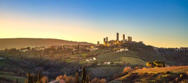 San Gimignano panoramik ortaçağdan kalma şehir manzarası ve landsca kuleleri