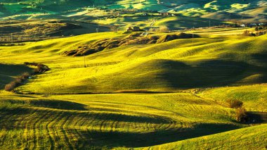Volterra panorama, tepeler, alanları ve çayır. Toskana, bu