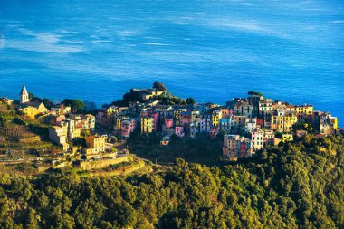 Corniglia Köyü gün batımında. Cinque Terre, Ligury, İtalya