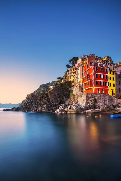 Riomaggiore cidade, capa e paisagem do mar ao pôr do sol. Cinque Terre — Fotografia de Stock