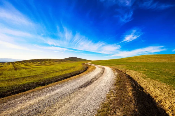 Campagna toscana, strada, campo e prato e dolci colline . — Foto Stock