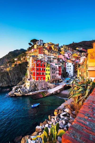 Riomaggiore cidade, capa e paisagem do mar ao pôr do sol. Cinque Terre — Fotografia de Stock