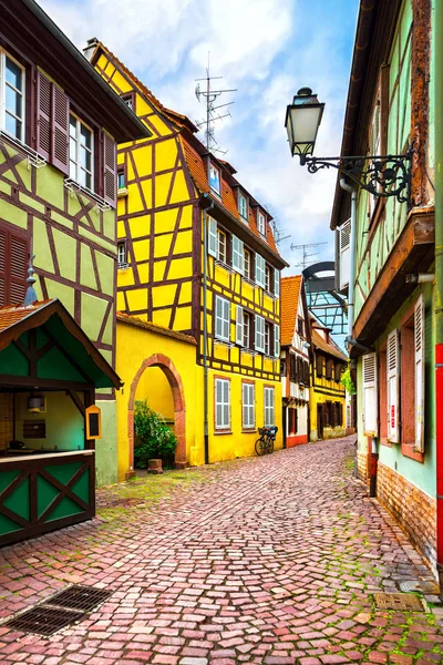 Colmar, Petite Venise, rue et maisons traditionnelles. Alsace, Fra — Photo