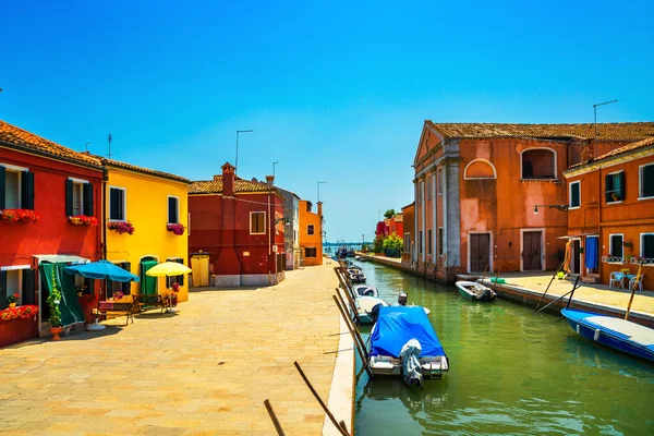 Venecia punto de referencia, Burano canal de la isla, casas de colores y barcos, —  Fotos de Stock