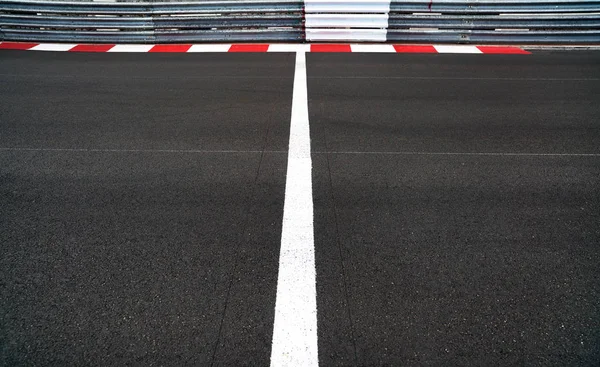 Línea de inicio y finalización en pista de asfalto de carrera de motor Grand Prix y —  Fotos de Stock