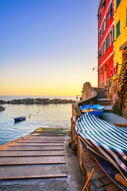 Riomaggiore Köyü, tekneler ve deniz. Cinque Terre, Ligury, İtalya.