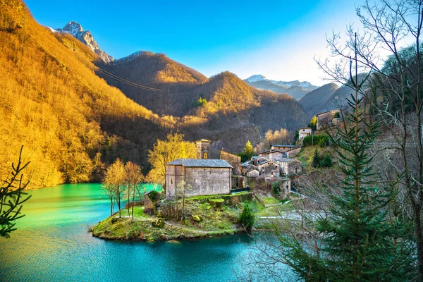 Isola Santa medieval village, church and lake. Garfagnana, Tusca — Stock Photo, Image