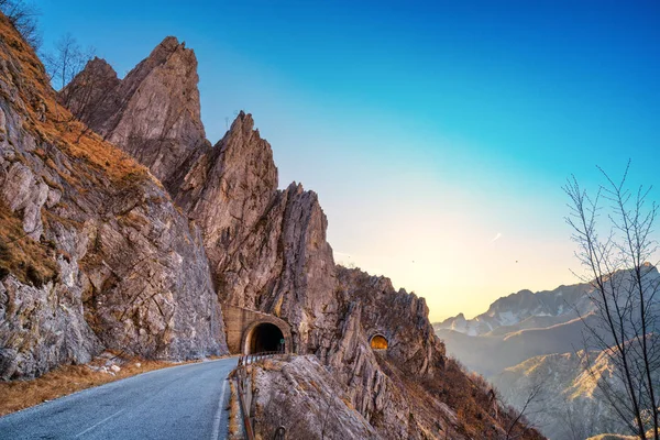 Alpi Apuane mountain road pass and double tunnel view at sunset. — Stock Photo, Image