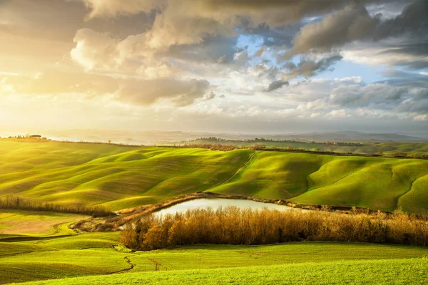 Toscana nebbioso panorama al tramonto, dolci colline, lago, campi, m — Foto Stock