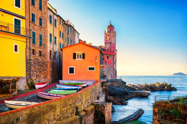 Tellaro zee dorp street, kerk en boten. Cinque terre, Ligu — Stockfoto