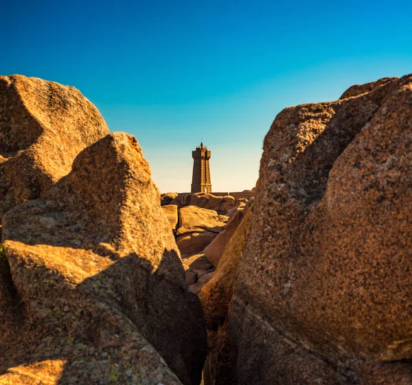 Phare de Ploumanac'h entre les rochers dans la côte de granit rose , — Photo