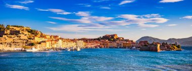Elba Adası, Portoferraio Köyü panorama, liman ve manzarası.