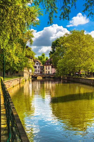 Strasburgo, canale dell'acqua nella zona Petite France, sito Unesco. Alsa. — Foto Stock