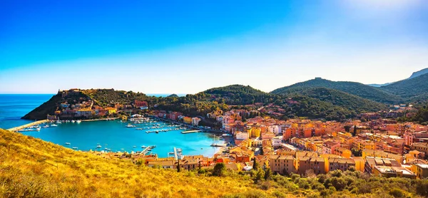 Porto Ercole falu panoráma és a kikötő, a tenger-öbölben. Légi VI. — Stock Fotó