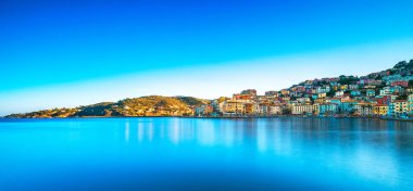 Porto Santo Stefano panoramik deniz kıyısında. Argentario, Tusc