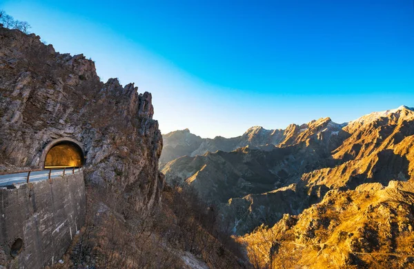 Alpi Apuane silničního průsmyku a tunel zobrazení při západu slunce. Carrar — Stock fotografie