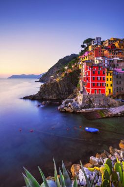Riomaggiore Köyü, kaya ve gün batımında denize. Cinque terre, ligu