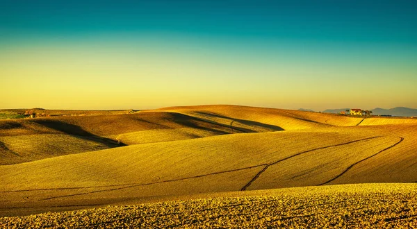 Panorama wsi Tuscany, rolling hills i zaorane pola, na — Zdjęcie stockowe