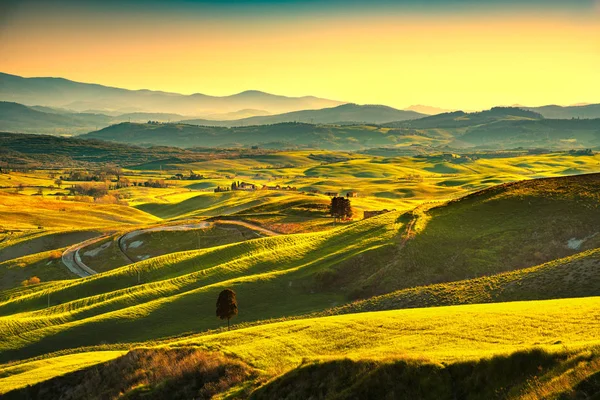 Panorama de Volterra, colinas onduladas, árboles y campos verdes en los soles —  Fotos de Stock