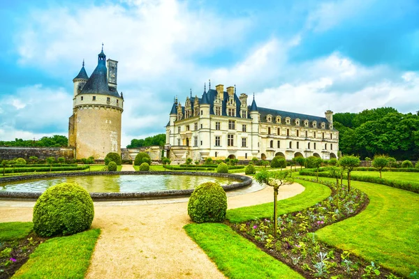 Chateau de chenonceau unesco mittelalterliche französische burg und pool gar — Stockfoto