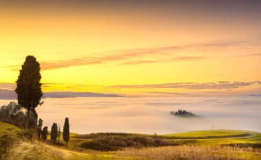 Volterra sis ve bulutlar on sunset hills panorama haddeleme, deniz