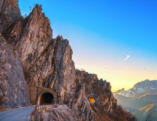 Alpi Apuane horské silnici pass a dvojité zobrazení tunelu při západu slunce. — Stock fotografie