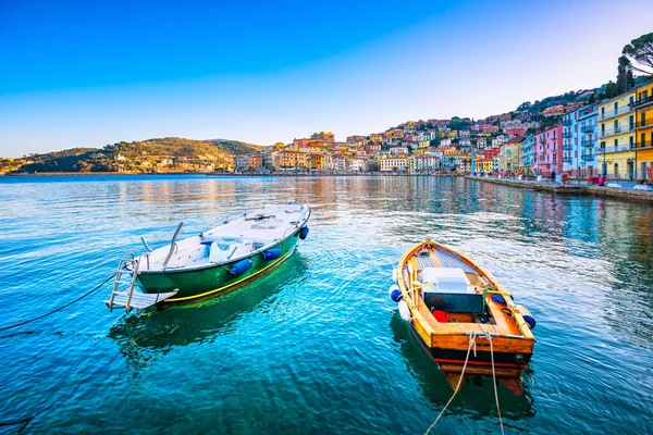 Små träbåtar i Porto Santo Stefano havet. Argentario, — Stockfoto