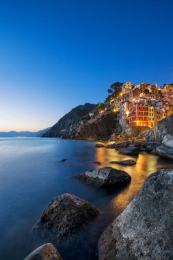 Riomaggiore peyzaj gün batımında town, cape ve deniz. Cinque Terre
