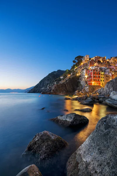 Riomaggiore oraș, pelerină și peisaj maritim la apus de soare. Cinque Terre — Fotografie, imagine de stoc