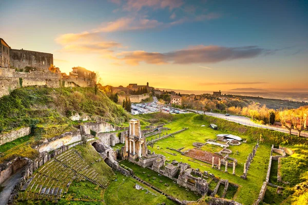Volterra, romerska teatern ruiner i solnedgången. Toscana, Italien. — Stockfoto