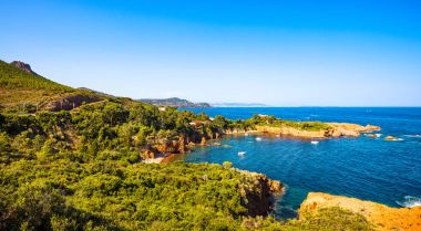 Esterel deniz ve plaj sahil kayalar. Cote azur, provence, Fransa.