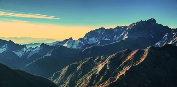 Montagnes Alpi Apuane et vue sur la carrière de marbre au coucher du soleil. Carrare , — Photo