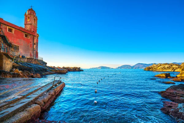 Tellaro moře kostelních a bóje. Cinque terre, Ligury Itálie — Stock fotografie